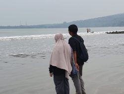Istri dan Anak Yudhistiro Pranoto Tabur Bunga di Lokasi Hilangnya Speed Boat Arupadatu