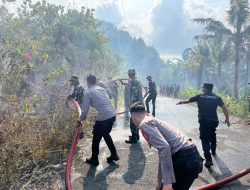 Gerak Cepat Polri Padamkan Kebakaran Lahan Perkebunan di Labuan Kapelak
