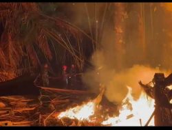 Bersama Warga, Yonif TP 873/MM, Padamkan Kebakaran Lahan di Kota Palu