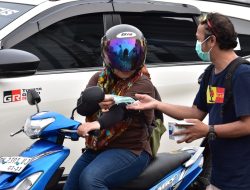 Udara di Palu Memprihatinkan, PFI Palu Bagikan Masker Ke Pengendara
